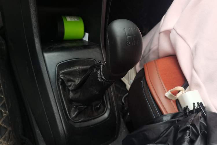 Used Baojun 310 2016 1.2L manual Comfort trim level Gear Lever