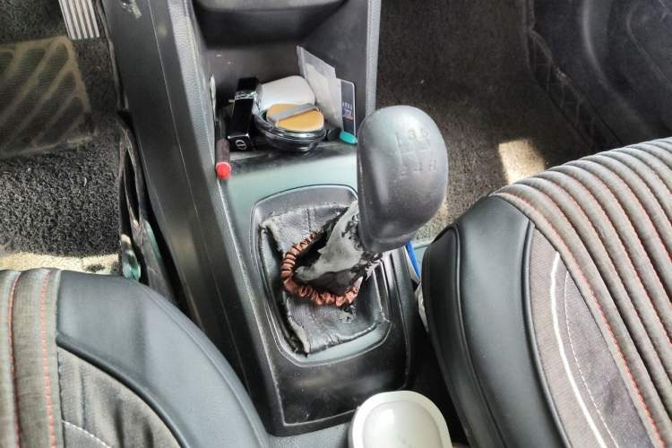 Used Baojun 310 2016 1.2L manual Comfort trim level Gear Lever