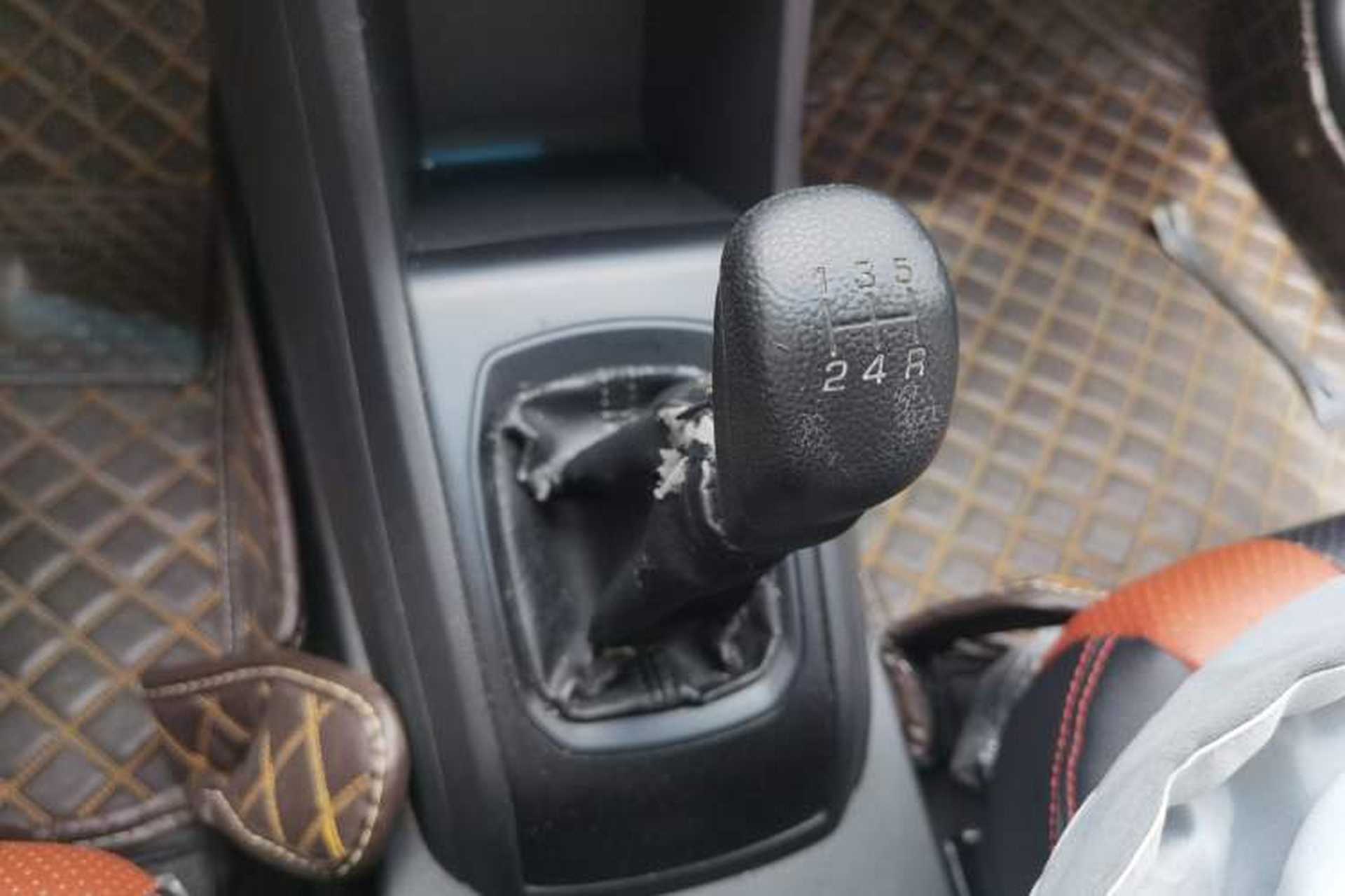 Used Baojun 310 2016 1.2L Manual Value Edition Gear Lever