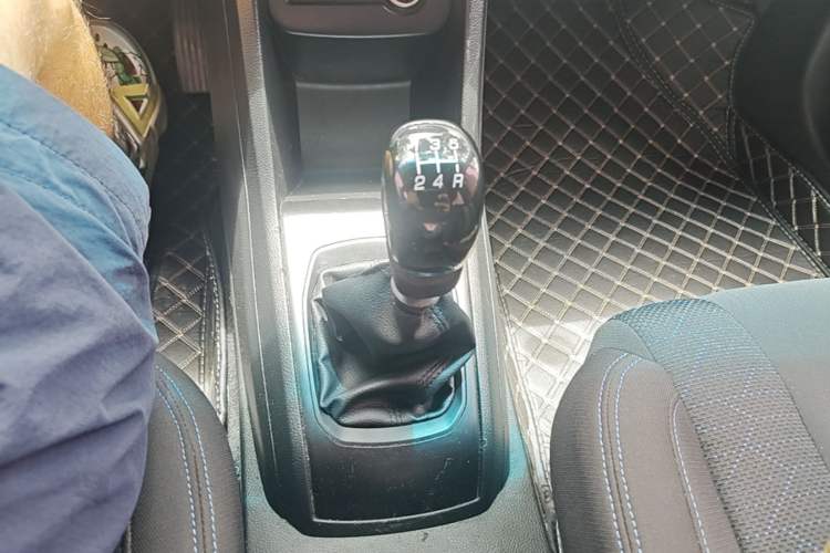 Used Baojun 310 2016 1.2L manual Comfort trim level Gear Lever