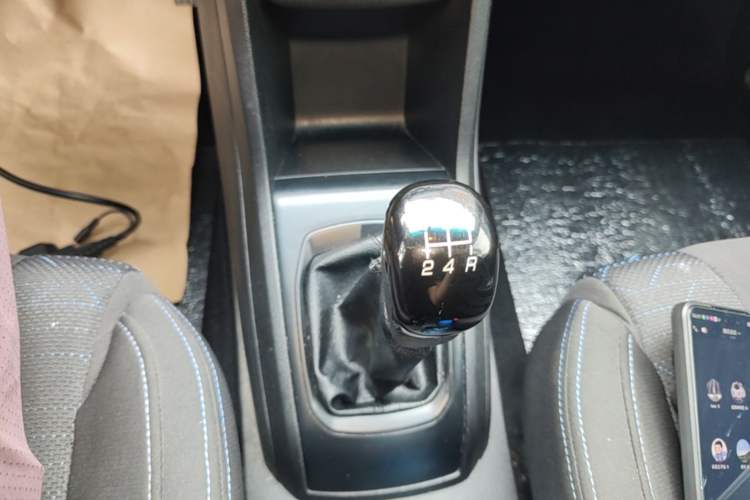 Used Baojun 310 2016 1.2L manual Comfort trim level Gear Lever