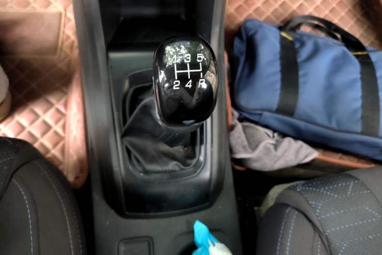 Used Baojun 310 2016 1.2L manual Comfort trim level Gear Lever