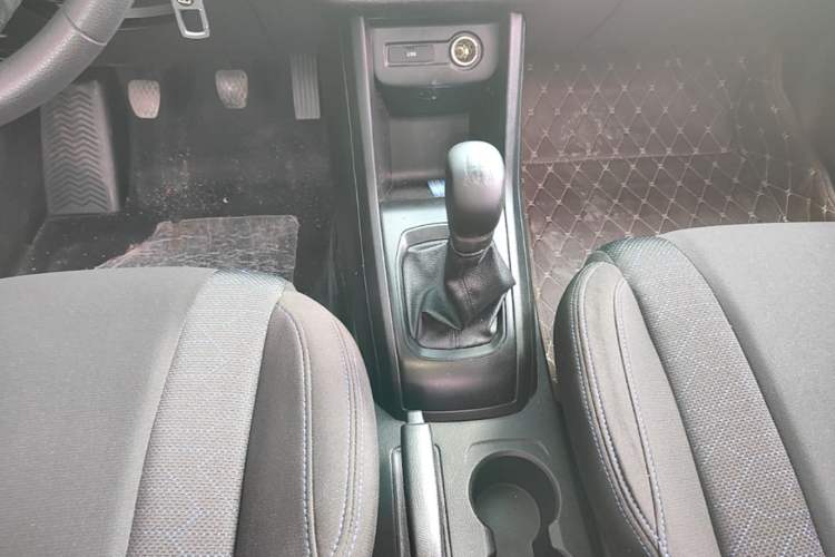 Used Baojun 310 2016 1.2L manual Comfort trim level Gear Lever