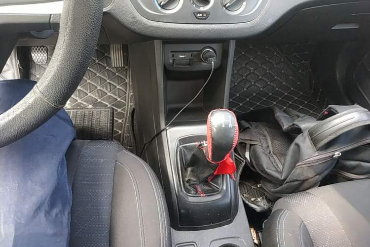 Used Baojun 310 2016 1.2L manual Comfort trim level Gear Lever