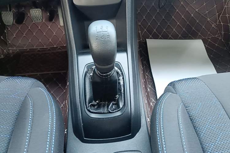Used Baojun 310 2016 1.2L manual Comfort trim level Gear Lever