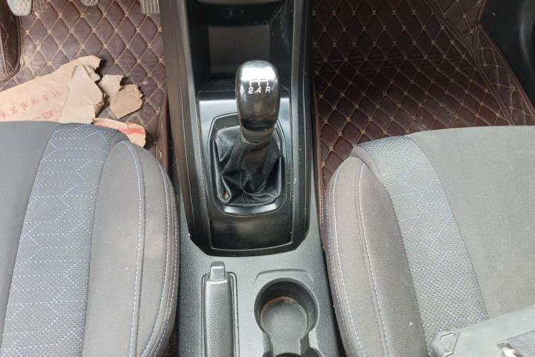Used Baojun 310 2016 1.2L manual Comfort trim level Gear Lever