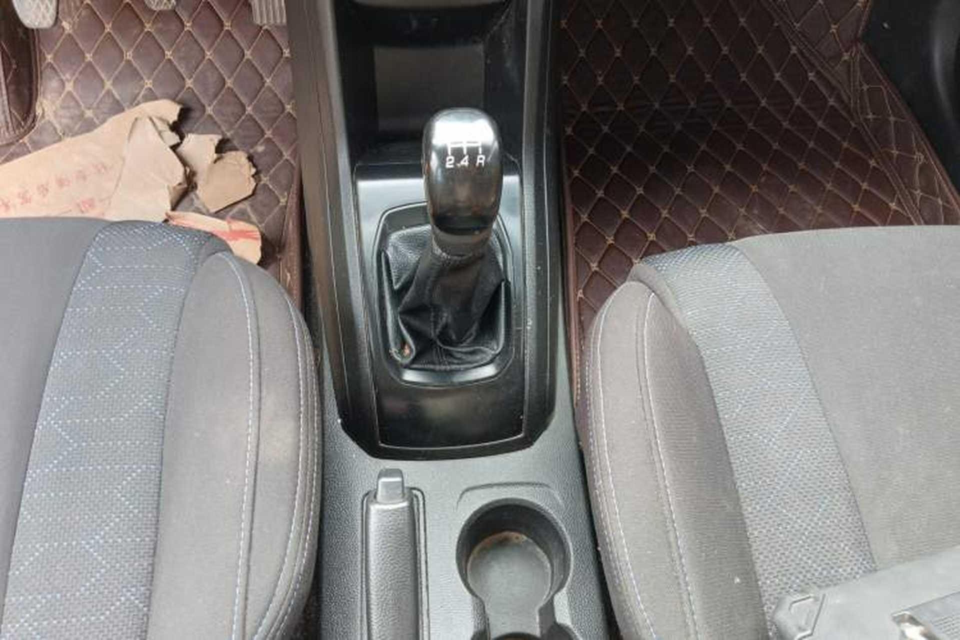Used Baojun 310 2016 1.2L manual Comfort trim level Gear Lever