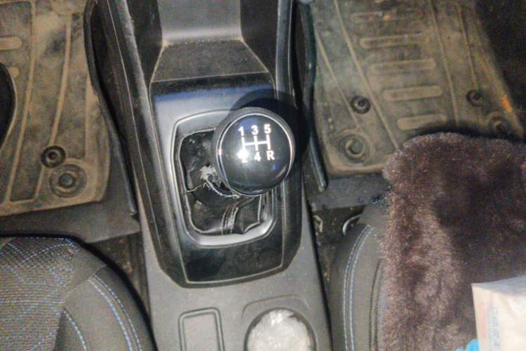 Used Baojun 310 2016 1.2L manual Comfort trim level Gear Lever