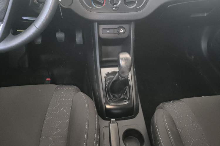 Used Baojun 310 2016 1.2L manual Comfort trim level Gear Lever