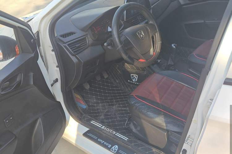 Used Baojun 310 2016 1.2L Manual Value Edition Interior 2
