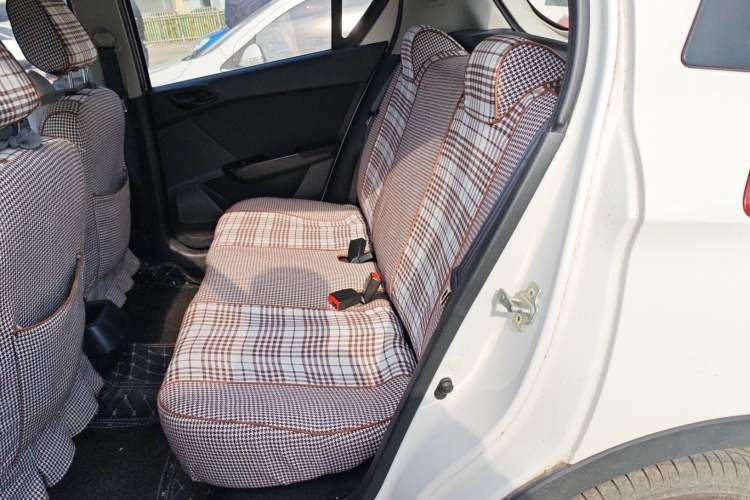 Used Baojun 310 2016 1.2L manual Comfort trim level Interior 4
