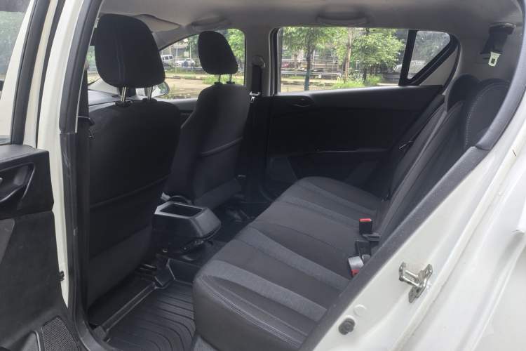 Used Baojun 310 2016 1.2L manual Comfort trim level Interior 4