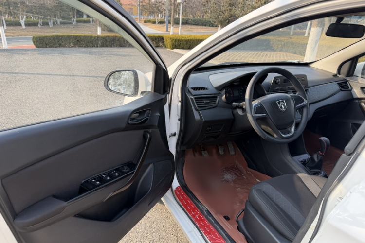 Used Baojun 310 2016 1.2L manual Comfort trim level Interior 5