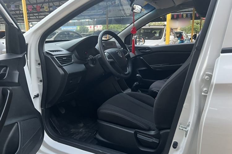 Used Baojun 310 2016 1.2L manual Comfort trim level Interior 5