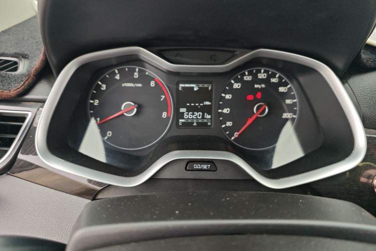 Used Baojun 310 2016 1.2L Manual Fashionable Edition Odometer Close Up