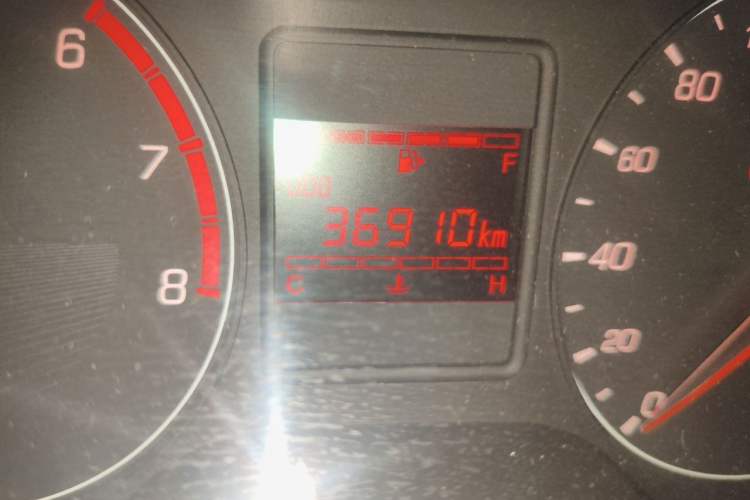 Used Baojun 310 2016 1.2L manual Comfort trim level Odometer Close Up