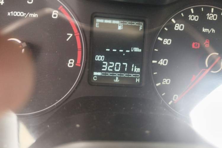 Used Baojun 310 2016 1.2L Manual Fashionable Edition Odometer Close Up