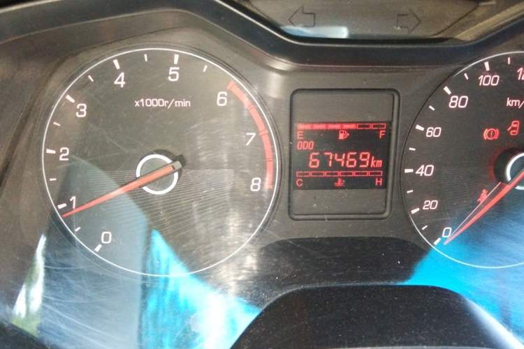 Used Baojun 310 2016 1.2L manual Comfort trim level Odometer Close Up