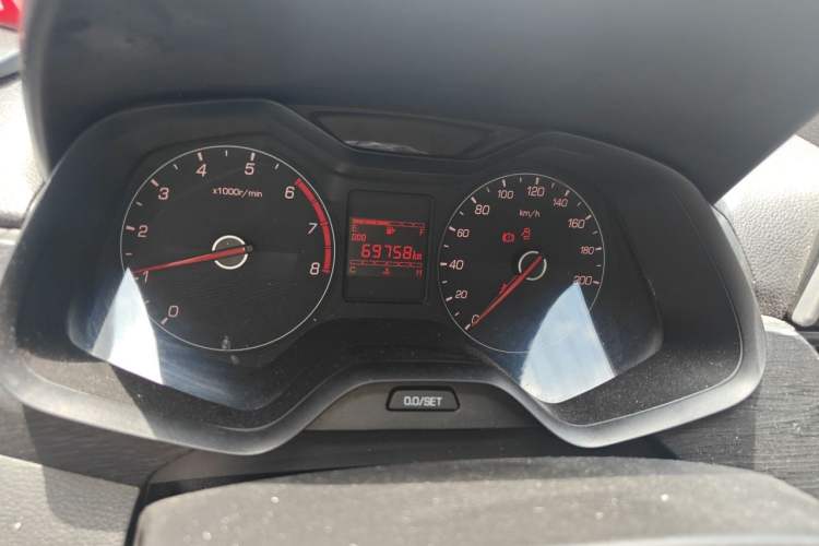 Used Baojun 310 2016 1.2L manual Comfort trim level Odometer Close Up