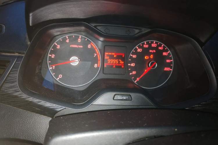 Used Baojun 310 2016 1.2L manual Comfort trim level Odometer Close Up