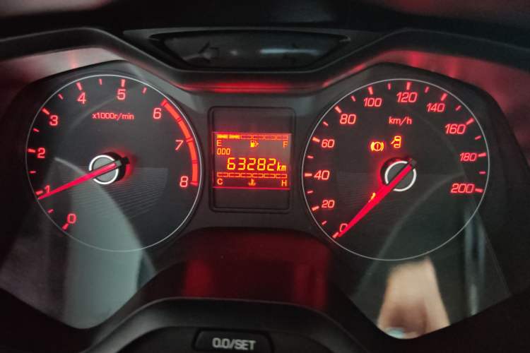 Used Baojun 310 2016 1.2L manual Comfort trim level Odometer Close Up