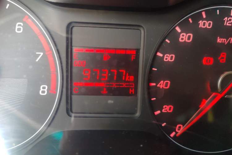 Used Baojun 310 2016 1.2L manual Comfort trim level Odometer Close Up