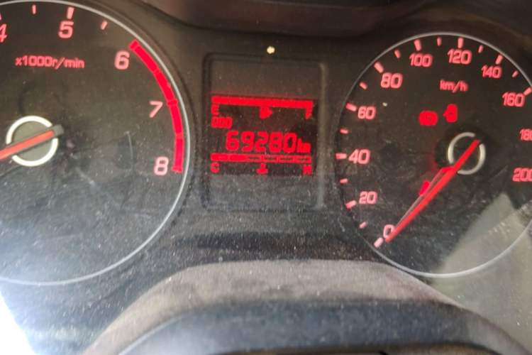 Used Baojun 310 2016 1.2L manual Comfort trim level Odometer Close Up