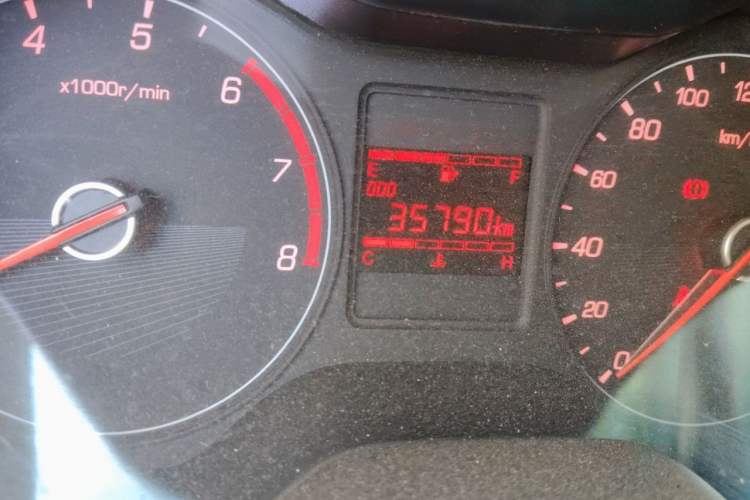Used Baojun 310 2016 1.2L manual Comfort trim level Odometer Close Up