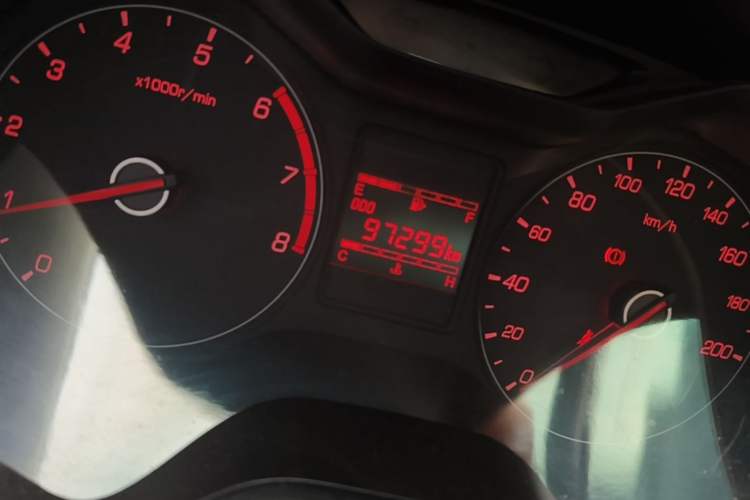 Used Baojun 310 2016 1.2L manual Comfort trim level Odometer Close Up
