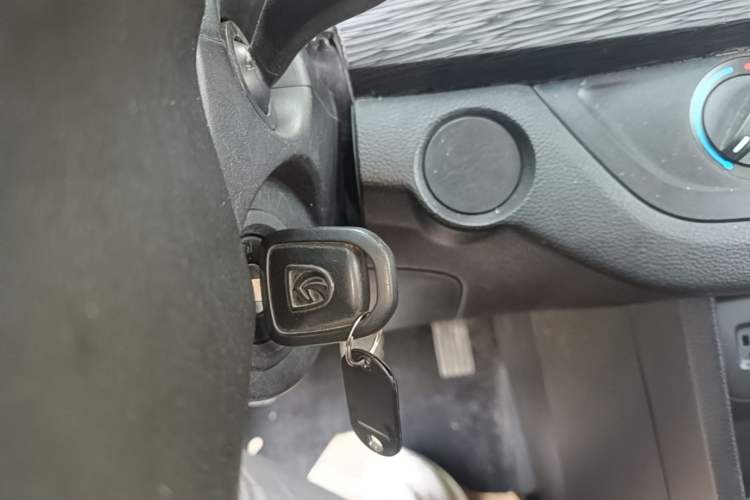 Used Baojun 310 2016 1.2L manual Comfort trim level Vehicle Key