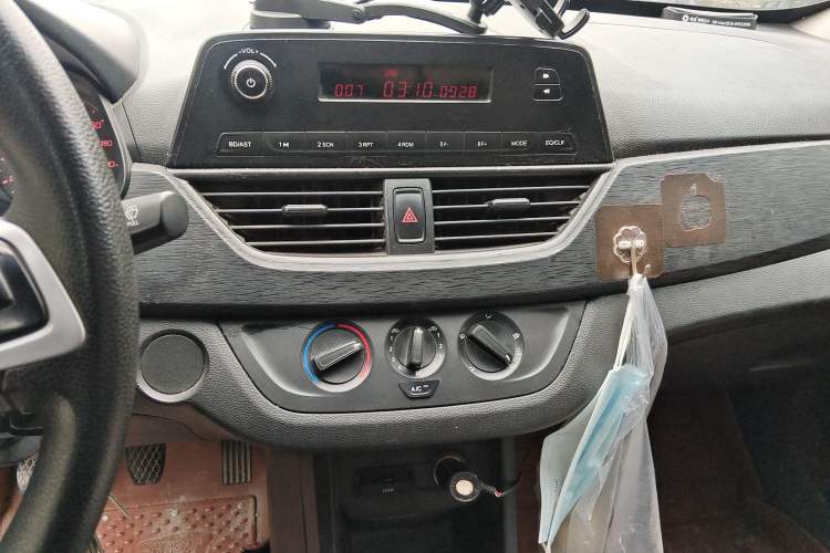 Used Baojun 310 2016 1.2L manual Comfort trim level Audio And AC Panel
