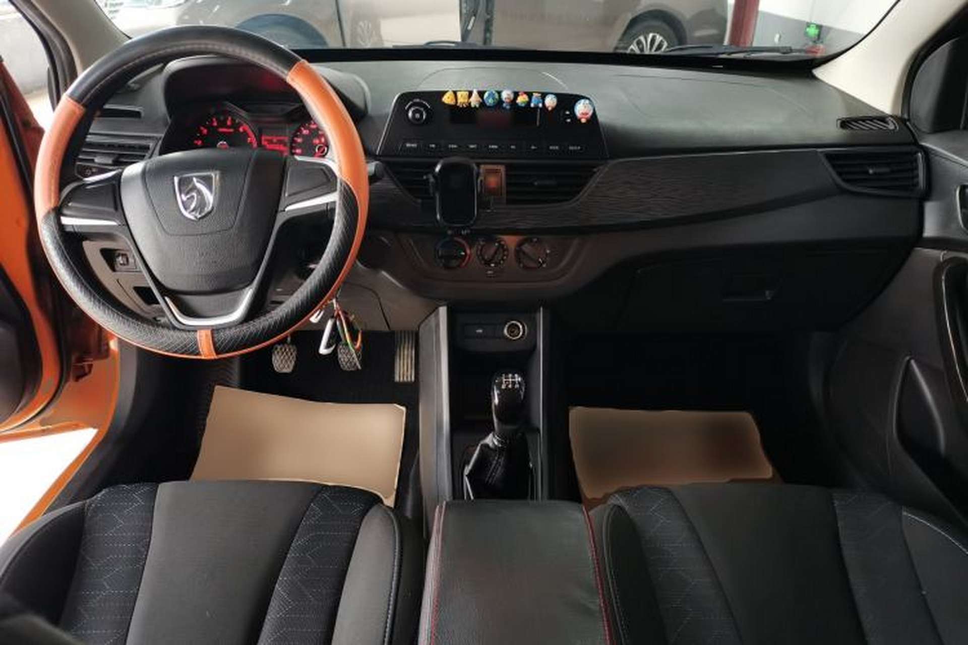 Used Baojun 310 2016 1.2L manual Comfort trim level Center Console