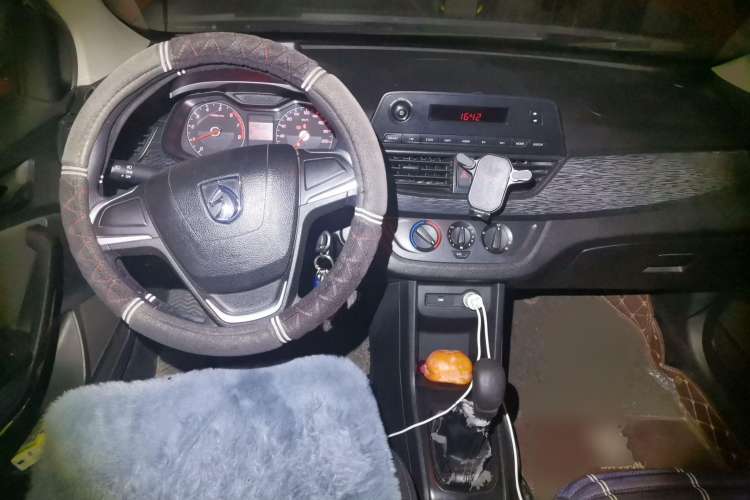 Used Baojun 310 2016 1.2L manual Comfort trim level Center Console