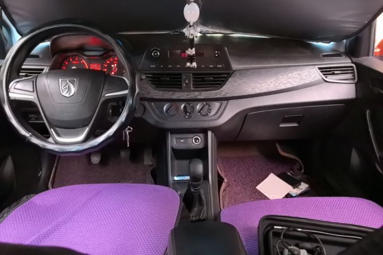 Used Baojun 310 2016 1.2L manual Comfort trim level Center Console