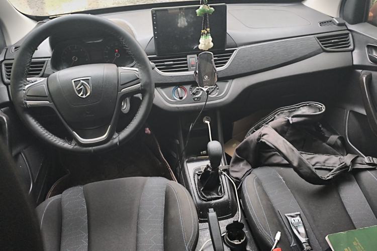 Used Baojun 310 2016 1.2L manual Comfort trim level Center Console