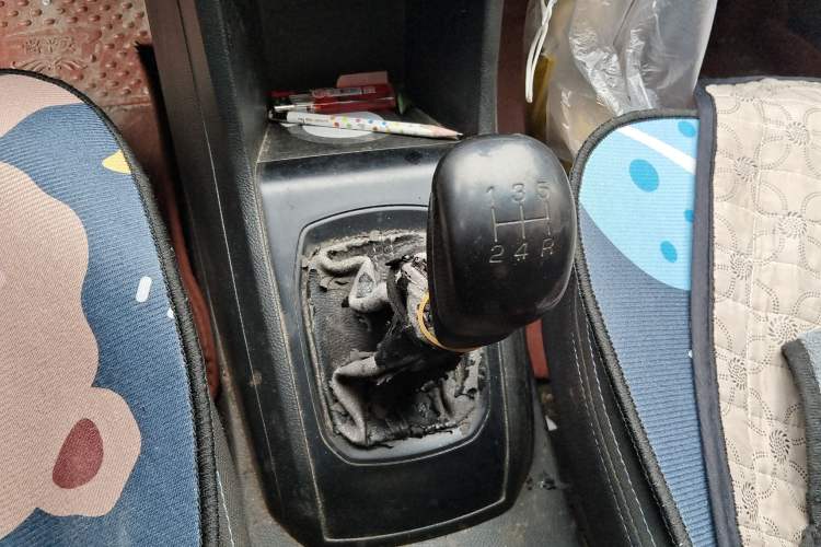 Used Baojun 310 2016 1.2L manual Comfort trim level Gear Lever