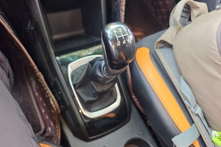 Used Baojun 310 2016 1.2L Manual Fashionable Edition Gear Lever