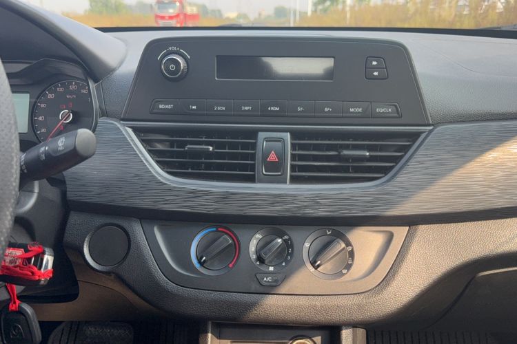 Used Baojun 310 2017 1.5L automatic comfort version Audio And AC Panel
