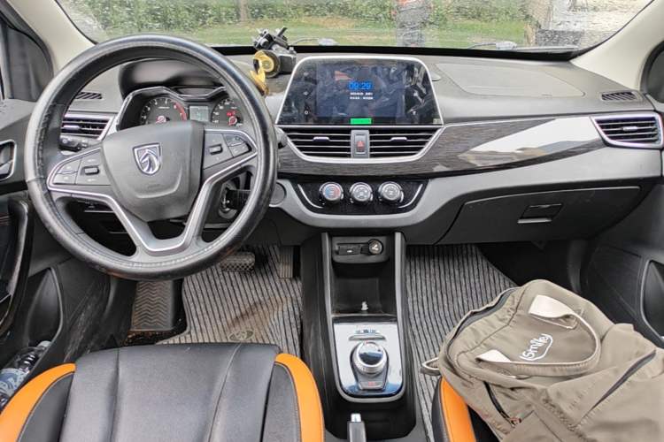 Used Baojun 310 2017 1.5L Automatic Luxury Model Center Console