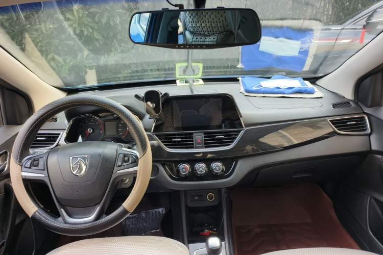 Used Baojun 310 2017 1.5L Manual Luxury Model Center Console