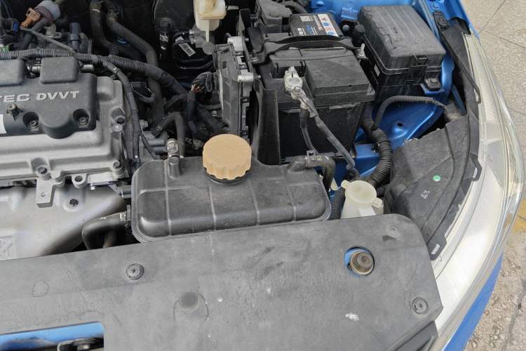 Used Baojun 310 2017 1.5L Automatic Fashion Model Engine Bay Left