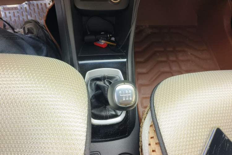 Used Baojun 310 2017 1.5L Manual Luxury Model Gear Lever