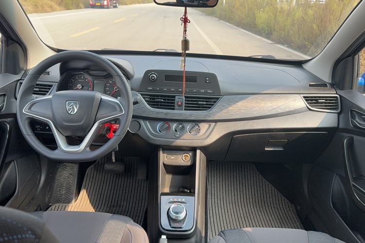 Used Baojun 310 2017 1.5L automatic comfort version Interior 1