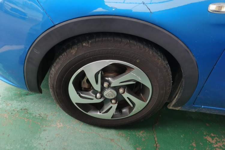 Used Baojun 310 2017 1.5L Automatic Fashion Model Left Front Wheel Hub