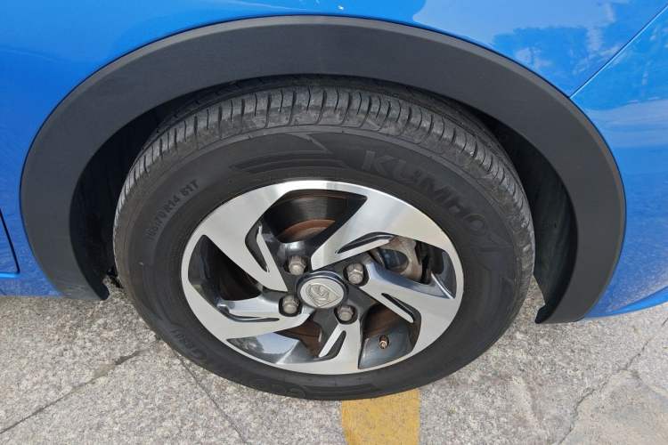 Used Baojun 310 2017 1.5L Automatic Fashion Model Right Front Wheel Hub