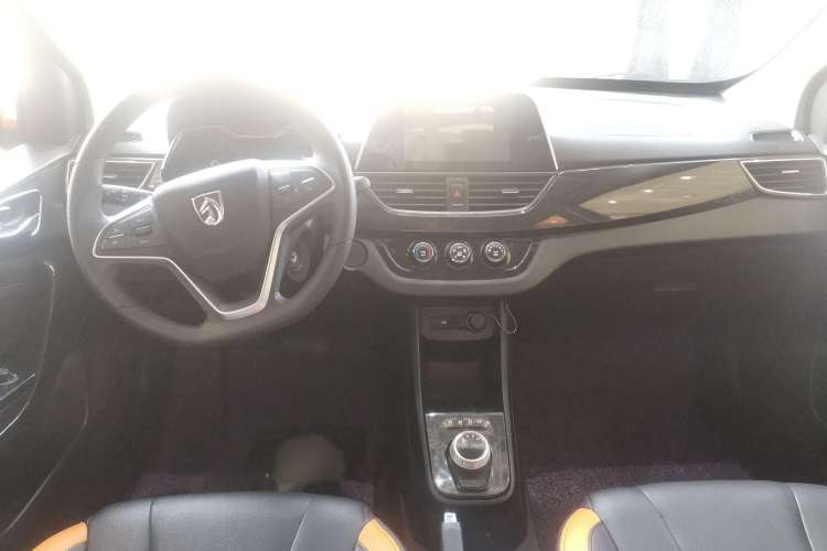 Used Baojun 310 2017 1.5L Automatic Luxury Model Center Console