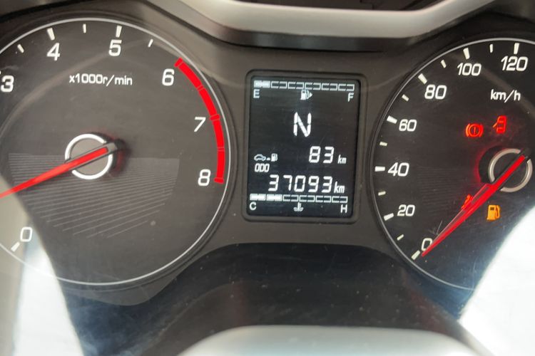 Used Baojun 310 2017 1.5L Automatic Fashion Model Odometer Close Up