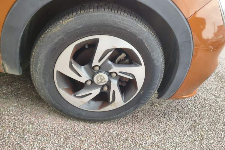 Used Baojun 310 2017 1.5L Automatic Fashion Model Right Front Wheel Hub