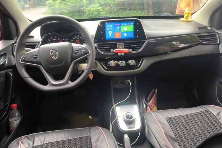 Used Baojun 310 2017 1.5L Automatic Luxury Model Center Console