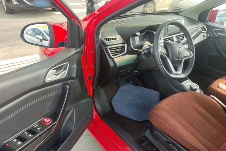 Used Baojun 310 2017 1.5L Automatic Fashion Model Driver Seat